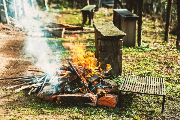 Brandende vuur voor de grill — Stockfoto