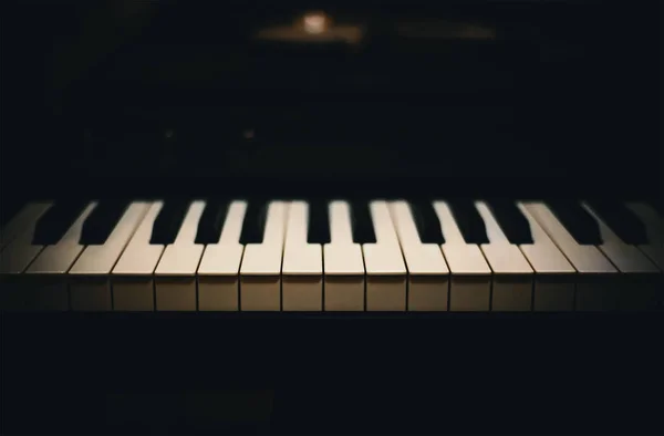 Piano no escuro — Fotografia de Stock