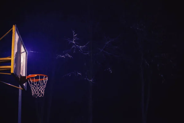 Terrain de basket la nuit — Photo