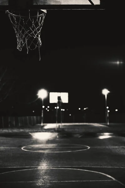 Terrain de basket la nuit — Photo