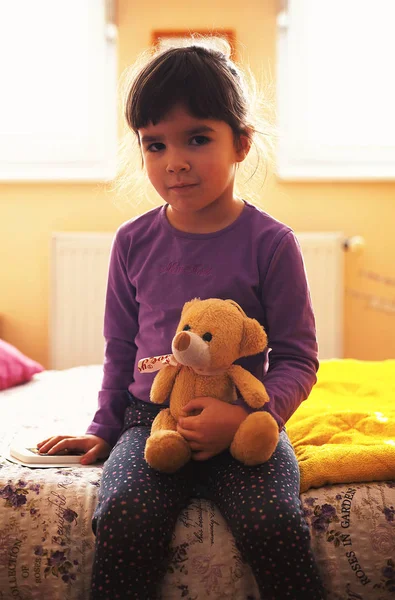 Маленька дівчинка грає з ведмідь іграшка — стокове фото