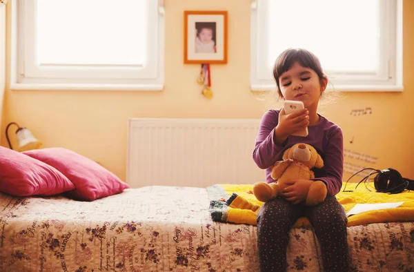 Piccola ragazza giocare con orso giocattolo — Foto Stock