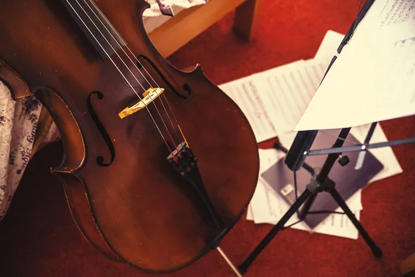 Velho violoncelo e folhas de música — Fotografia de Stock