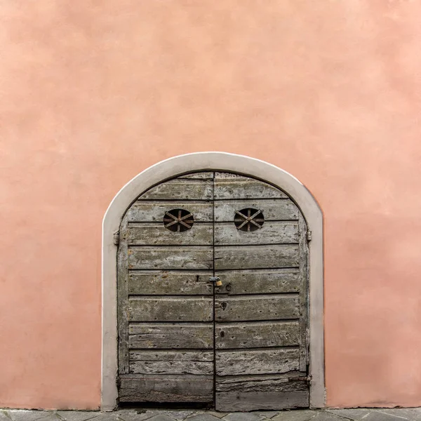 Puerta de madera arqueada — Foto de Stock