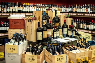 San Gimignano, İtalya - 18 Kasım 2016: Şarap şişeleri Dükkanı s