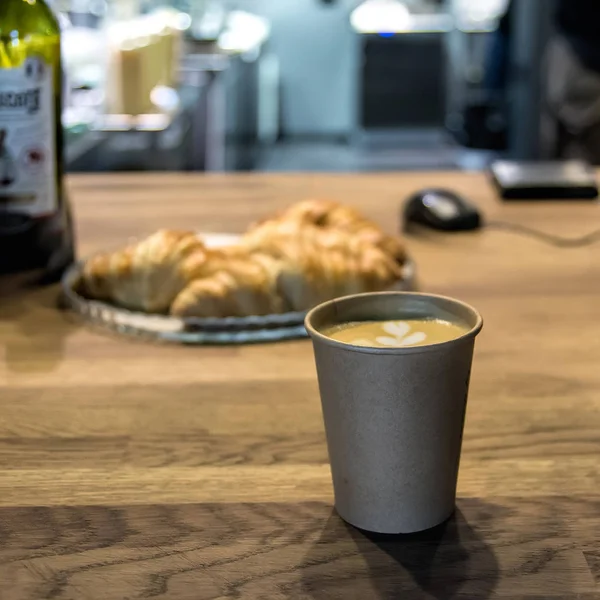 Levar cappuccino — Fotografia de Stock