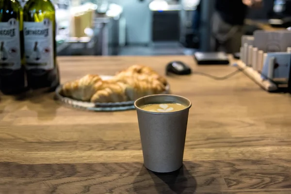 Levar cappuccino — Fotografia de Stock