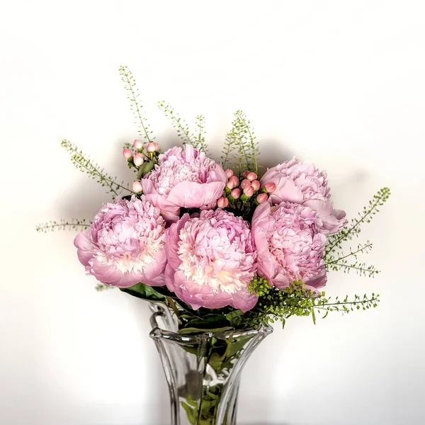 Rózsaszín pünkösdi rózsa csokor — Stock Fotó