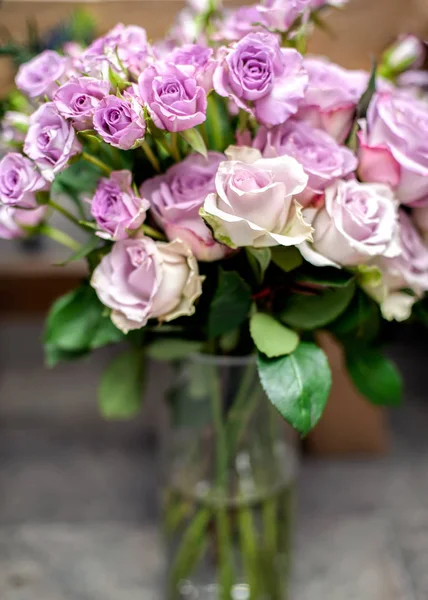 Blumenstrauß aus violetten Rosen — Stockfoto