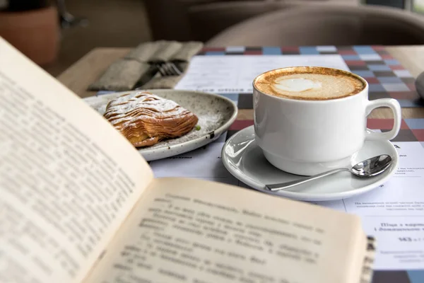 Кава і книги — стокове фото