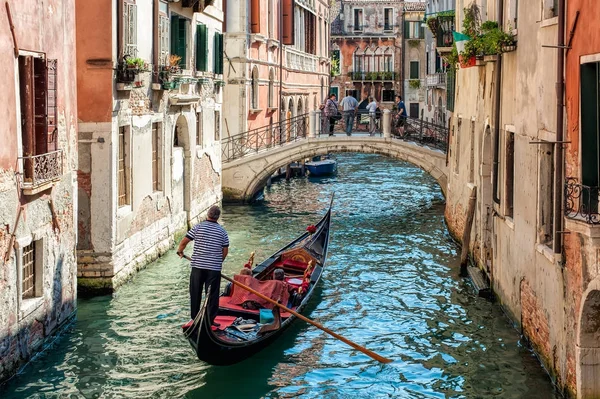 Gondolier navigate gondola — Stock Photo, Image