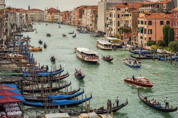 Venice Italy September 2012 Gondolas Tourist Boats Traffic Grand Canal — Stock Photo, Image