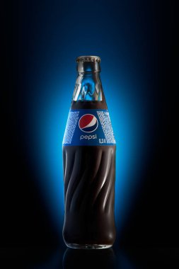 Kiev, Ukrayna - 13 Eylül 2015: Pepsi fotoğraf cam şişe siyah arka plan mavi ışık. Pepsi üretilen ve Pepsico tarafından üretilen bir gazlı meşrubat olduğunu.
