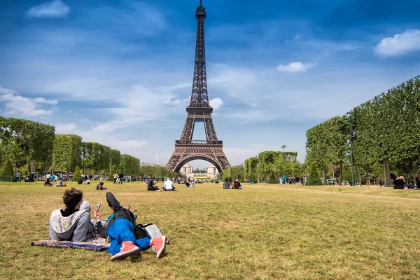 Pareja Adolescentes Tumbados Hierba Del Campo Marte Cerca Torre Eiffel — Foto de Stock