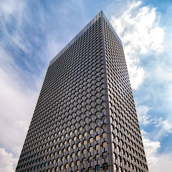 Moderno Grattacielo Futuristico Sullo Sfondo Del Cielo Blu — Foto Stock