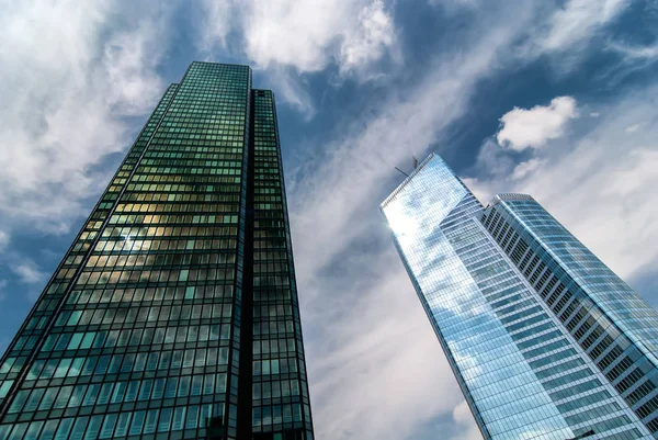 Due Moderni Grattacieli Vetro Futuristici Sullo Sfondo Del Cielo Blu — Foto Stock