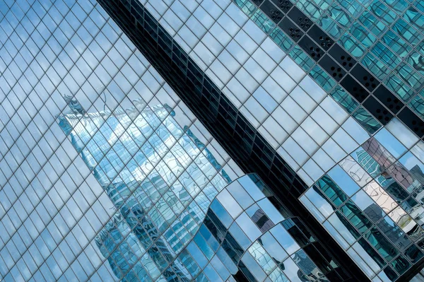 Επαγγελματίες Ουρανοξύστες Στην Αντανάκλαση Του Καθρέφτη Defense Οικονομική Συνοικία Στο — Φωτογραφία Αρχείου