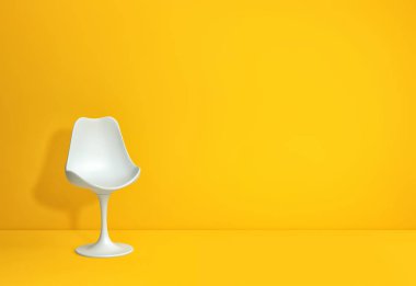 Sarı odada, kopyalama alanı olan modern beyaz sandalye.