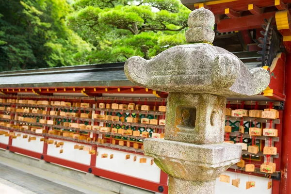 Linterna de piedra japonesa en el templo —  Fotos de Stock