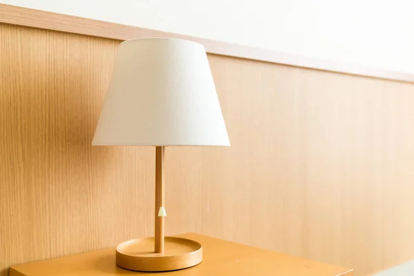 Lampe im leeren Schlafzimmer — Stockfoto