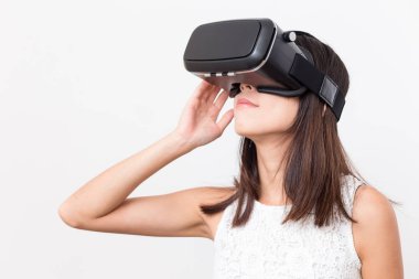 VR kulaklık kullanan kadın