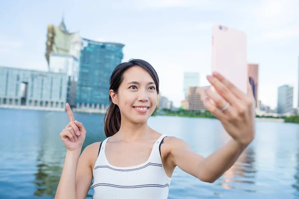 Femme se prendre en photo dans la ville de Macao — Photo
