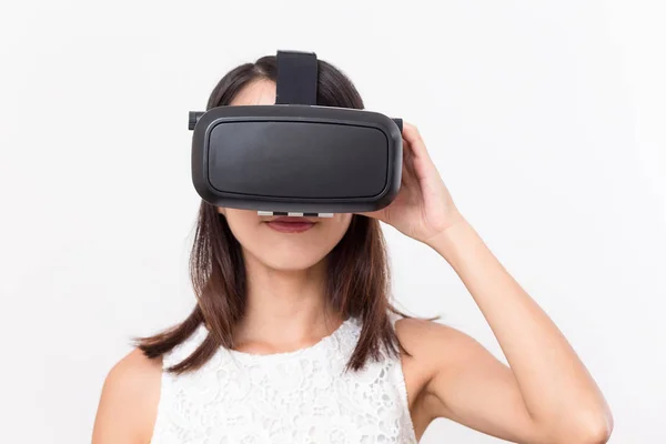 Ragazza che guarda con dispositivo VR — Foto Stock