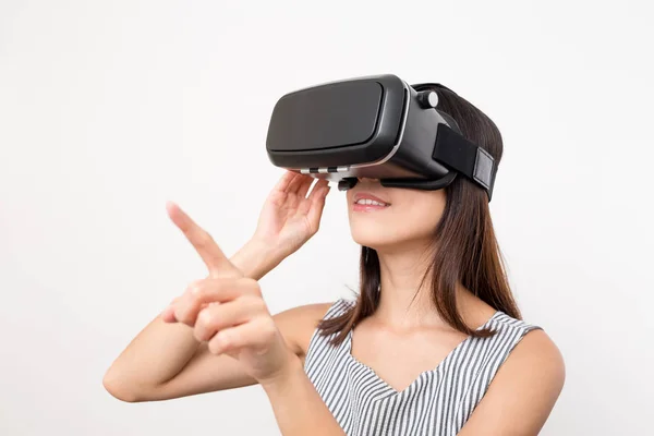 Mujer usando el dedo para tocar la visualización del panel imaginario en el dispositivo VR — Foto de Stock