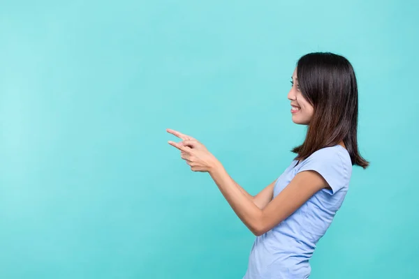 Woman wijzend op een advertentie — Stockfoto