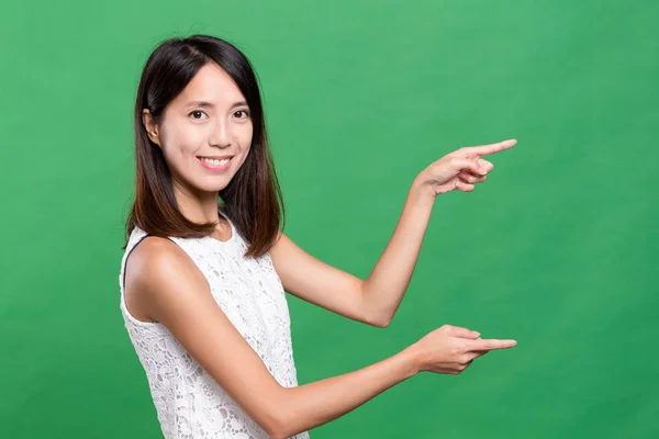 Vrouw met behulp van de vinger te tonen een advertentieruimte — Stockfoto