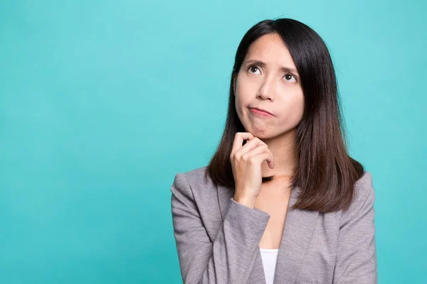 Affärskvinna tänkande om problemet — Stockfoto