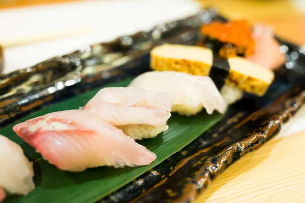 Sushi på gröna blad — Stockfoto
