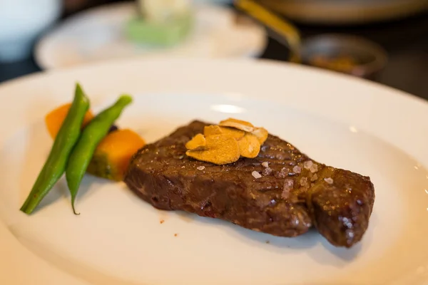 Ribeyes de boeuf sur assiette — Photo