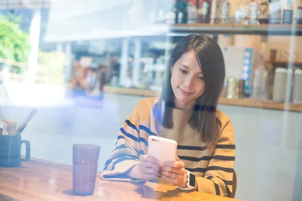 Mulher usando telefone celular no café — Fotografia de Stock