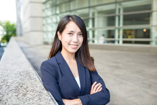 Junge Geschäftsfrau lächelt und posiert — Stockfoto