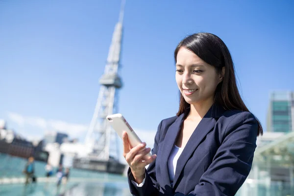 Mujer de negocios asiática usando teléfono celular —  Fotos de Stock