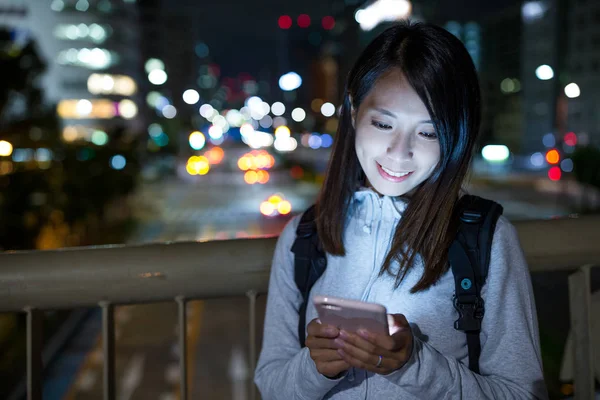 Asijské žena používající mobilní telefon v noci — Stock fotografie