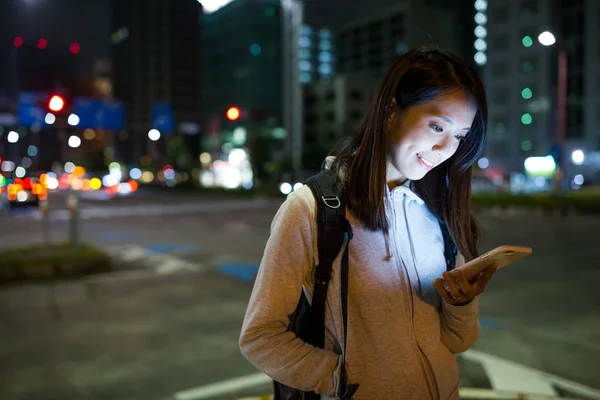 Mulher enviando celular à noite — Fotografia de Stock