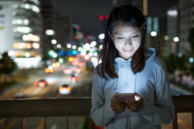 cep telefonu açık, kullanan kadın