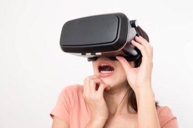 Sanal gerçeklik gözlük takıyor ve korkunç duygu kadın