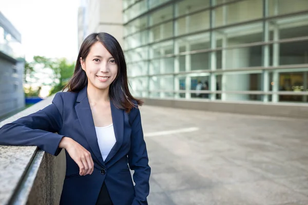 Asiatische Geschäftsfrau lächelt in der Stadt — Stockfoto