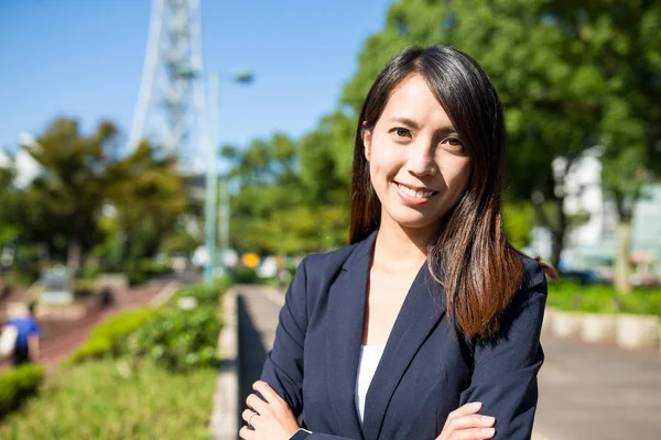 Asiatiska affärskvinna leende i park — Stockfoto