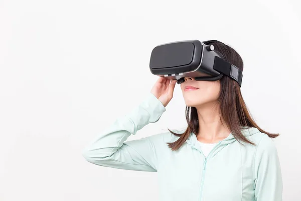 Mujer asiática experiencia a través de gafas VR —  Fotos de Stock