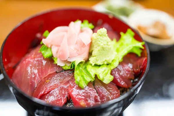Japońskie, gotowane na parze ryż polewa z tuńczykiem — Zdjęcie stockowe