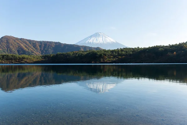Mt Fuji com reflexão sobre o Lago Saiko — Fotografia de Stock