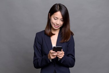 cep telefonu kullanarak Asya iş kadını