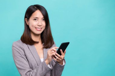 cep telefonu kullanarak Asya iş kadını