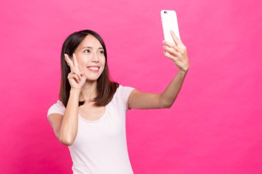 Kadın almak selfie tarafından cep telefonu