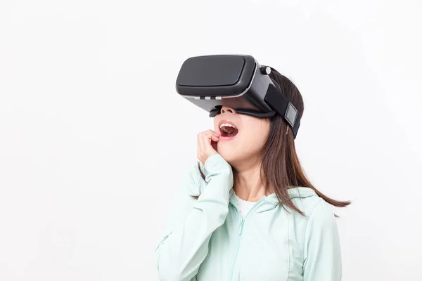 Mujer sensación de miedo viendo con dispositivo de realidad virtual — Foto de Stock