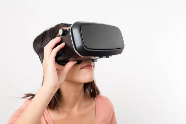 Donna ottenere esperienza con VR auricolare — Foto Stock